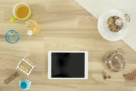 blanc, smartphone Android, clar, gerro de vidre, objectes, taula, disposat, Tablet PC, cookies, beure, fusta, taula de fusta, superior, escriptori, decoració, casa, disseny, tecnologia, tapa de taula, comunicació, vista superior, tassa, material de fusta, cafè - beguda, menjar i beguda, directament a sobre, a l'interior, vista d’angle alt, refresc, vidre, cap gent, natura morta, equipament per a la llar, tecnologia sense fils, copa, menjar, gots, connexió, 5K, CC0, domini públic, lliure de regalies