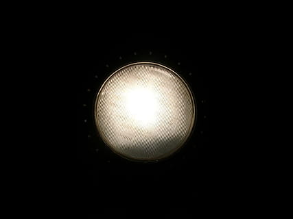 faro, il giro, sopra, splendente, raggiante, luminosa, luce, attrezzatura per l'illuminazione, in casa, elettricità, lampadina, illuminato, girato in studio, sfondo nero, copia spazio, nessuno, buio, avvicinamento, luce elettrica, tecnologia, Inquadratura dal basso, stanza domestica, stanza buia, luce - fenomeno naturale, combustibile e produzione di energia, lampada elettrica, soffitto, Alimentazione elettrica, palcoscenico, 720P, CC0, dominio pubblico, privo di copyright