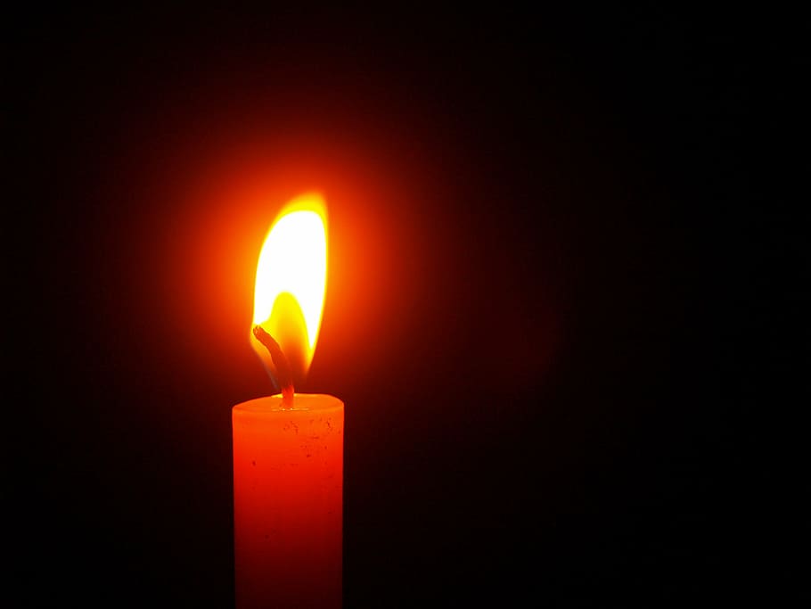 blanc, vela, convertit, llum, mort, memorial, aïllat, cera, resant, il·luminat, pèrdua, pau, brillant, groc, la vida, símbol, nit, celebració, cera d'abelles, vell, Nadal, negre, nostàlgia, amor, espiritualitat, equipament, fosc, fusió, objecte, flama, Església, espelmes, esperança, color, foc, memòries, religió, escena, fons, romanç, solter, calor, tranquil, conceptes, tristesa, cremant, idees, foc - fenomen natural, calor - temperatura, primer pla, color taronja, còpia espai, cap gent, sol objecte, fons negre, a l'interior, equips d’il·luminació, tallar, tir de l'estudi, naturalesa, lluminós, llum al final del túnel, 2K
