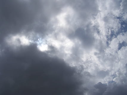 himmel, overskyet, skyer, storm, måne, natur, lys, vejr, før stormen, hvid, blå, sort, mørk, baggrund, sky - himmel, lav vinkel visning, skønhed i naturen, ingen mennesker, scenics - natur, ro, dag, rolig scene, udendørs, baggrunde, cloudscape, fuld ramme, sollys, dramatisk himmel, idyllisk, streaming, meteorologi, 2K, CC0, offentligt domæne, royaltyfrie