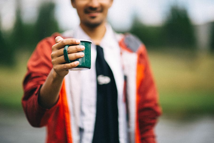 persona, celebració, tassa, poc profund, focus, verd, home, mà, beure, masculí, somrient, de peu, esmalt, somriu, cafè, feliç, accessible, càlid, fotògraf, roba, una persona, cintura cap amunt, adult, esport, centrar-se en primer pla, refresc, adult jove, vista frontal, competició, homes, menjar i beguda, beguda calenta, 4K