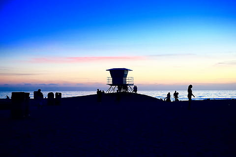 foto da silhueta, pessoas, de praia, mulheres, mar, por do sol, crepúsculo, alvorecer, Cabana de praia, silhueta, nascer do sol, pessoa, lago, exterior, nuvem, colorida, wafe, fofo, céu, agua, grupo de pessoas, terra, scenics - natureza, arquitetura, estrutura construída, pessoas reais, beleza na natureza, natureza, torre, pessoas incidentais, horizonte sobre a água, segurança, protecção, ao ar livre, 4K, CC0, domínio público, royalty free