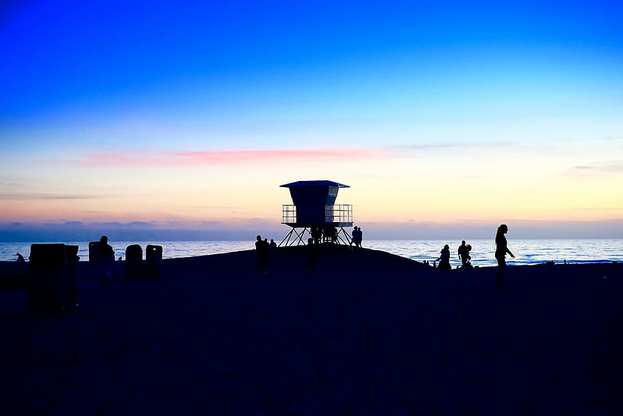 foto de la silueta, gent, platja, dones, mar, posta de sol, crepuscle, alba, beachhut, silueta, sortida del sol, vespre, persona, llac, a l'aire lliure, núvol, colorit, segur, esponjós, cel, aigua, grup de persones, terra, escenics - natura, arquitectura, estructura construïda, persones reals, bellesa a la natura, naturalesa, torre, persones incidentals, horitzó sobre l’aigua, seguretat, protecció, 4K