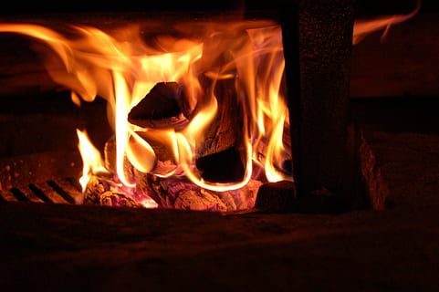 foc, flama, humor, vermell, calenta, bombeta, foc - fenomen natural, calor - temperatura, llar de foc, cremant, material de fusta, primer pla, llenya, groc, fusta, nit, cap gent, registre, naturalesa, a l'interior, color taronja, brillant, aparell, 2K, CC0, domini públic, lliure de regalies