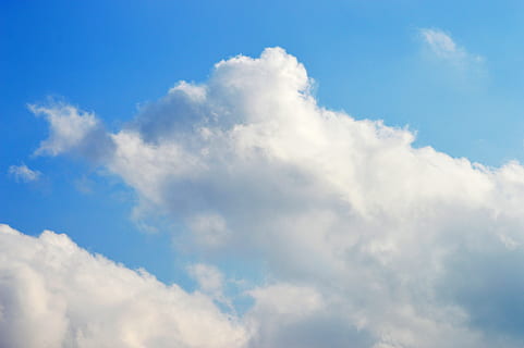 niebo z chmurami, białe chmury, niebo, chmury, niebieskie niebo, biały, chmura - niebo, niebieski, cloudscape, wiatr, tła, atmosfera, pochmurny, środowisko, piękno natury, biały kolor, Natura, scenics - natura, puszysty, światło słoneczne, spokój, idylliczny, żadnych ludzi, jasny, intensywny kolor, miękkość, na dworze, wolność, meteorologia, abstrakcyjny, klimat, czysty, jasno oświetlone, 5K, CC0, domena publiczna, darmowe zdjęcia