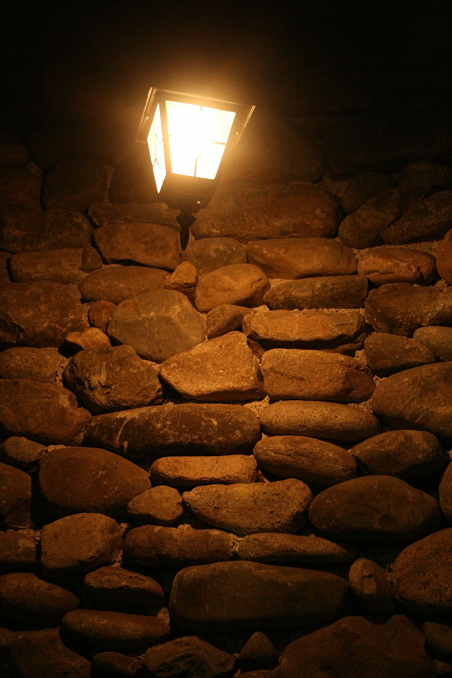 llanterna, soterrani, pedra, equips d’il·luminació, il·luminat, nit, sòlid, cap gent, rock, llum, naturalesa, carrer, brillant, llum elèctrica, rock - object, llum - fenomen natural, llum del carrer, a l'aire lliure, electricitat, arquitectura, vista d’angle baix, estructura construïda, paret de pedra, 4K