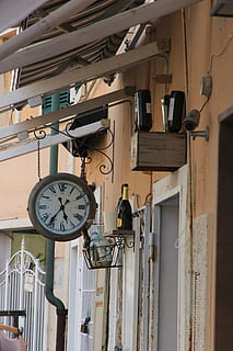 orologio, bottiglie, deco, vecchio, Bottiglia di vino, natura morta, antico, architettura, nessuno, struttura costruita, attrezzatura per l'illuminazione, Inquadratura dal basso, caratteristica della parete, esterno dell'edificio, costruzione, tempo, giorno, sospeso, all'aperto, metallo, numero, a cavallo, legno - materiale, finestra, orologio da parete, 5K, CC0, dominio pubblico, privo di copyright