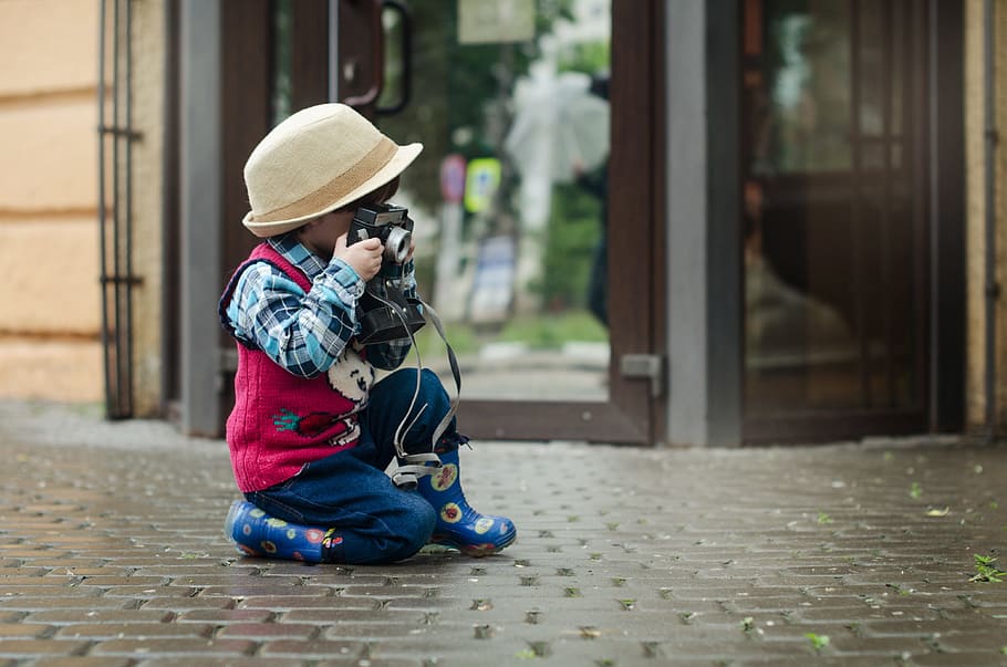 Junge, Blau, Smokinghemd, Weste anziehen, halten, Kamera, Hut, Kinder, Baby, Kind, Straße, Stadt, Gebäude, Lächeln, hält, Porträt eines Kindes, Fotograf, Modell-, der Fotografie-Club, Hobby, Leidenschaft, Kleidung, in voller Länge, Kindheit, eine Person, Sitzung, echte Menschen, Tag, Nachwuchs, Männer, Legere Kleidung, die Architektur, Lebensstile, Fußweg, draußen, Unschuld, Betrachtung, 4K