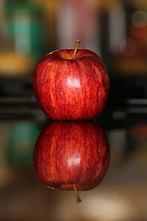 Apfel, rot, Reflexion, roter Apfel, Lebensmittel, Natur, gesund, frisch, Diät, natürlich, saftig, fruchtig, Essen und Trinken, gesundes Essen, Obst, Wohlbefinden, Frische, Fokus auf den Vordergrund, Apfel - Frucht, Nahansicht, keine Leute, einzelnes Objekt, drinnen, organisch, Tag, Verkauf, reif, Markt, Gruppe von Objekten, Konsumismus, 2K, CC0, gemeinfrei, lizenzfrei