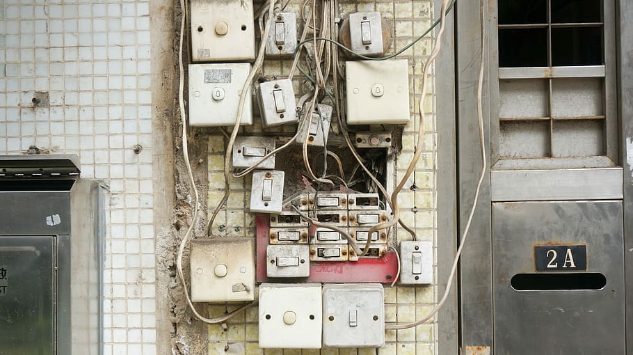 diversos, assortit, interruptors de potència, muntat, blanc, paret, mount, commutadors, interruptor, electricitat, cable, elèctric, control, corda, Macau, apartament, timbre de la porta, bústia, circuit, electrònica, makao, connexió, generació de combustible i energia, Font d'alimentació, cap gent, tecnologia, funció de construcció de parets, Caixa de fusibles, estructura construïda, dia, arquitectura, comptador elèctric, indústria, a l'aire lliure, metall, tub de tub, línia elèctrica, equipament elèctric, complexitat, component elèctric, 2K