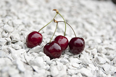 ciliegia, calcare, rosso, frutti di bosco, bacche rosse, avvicinamento, frutta, cibo e bevande, nessuno, cibo, mangiare sano, freschezza, benessere, messa a fuoco selettiva, concentrarsi sulle conoscenze acquisite, natura morta, natura, maturo, giorno, stelo vegetale, pianta, all'aperto, succoso, tentazione, 2K, CC0, dominio pubblico, privo di copyright