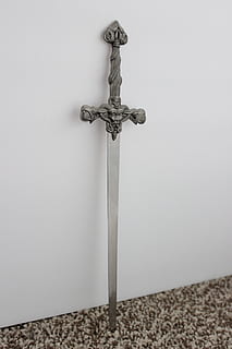 grau, rostfrei, Stahlschwert, Weiß, Beton, Wand, Dolch, Waffe, Scharf, Messer, Klinge, stechen, Schwert, Christentum, Religion, Kreuz, Spiritualität, Glauben, keine Leute, Wandbau - Funktion, drinnen, die Architektur, Design, gebaute Struktur, Tag, kopieren sie platz, Nahansicht, Kruzifix, Anbetungsstätte, Metall, 2K, CC0, gemeinfrei, lizenzfrei
