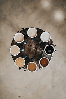 piatto, posare, fotografia, otto, caffè Latte, tazze, tavola rotonda, caffè, Marrone, di legno, tavolo, tavolo di legno, avvicinamento, vecchio, direttamente sopra, nessuno, caffè - bevanda, bere, in casa, vista dall'alto, rinfresco, legno - materiale, cibo e bevande, natura morta, tazza, boccale, concentrarsi sulle conoscenze acquisite, tazza di caffè, cerchio, freschezza, ciotola, bevanda analcolica, 5K, CC0, dominio pubblico, privo di copyright