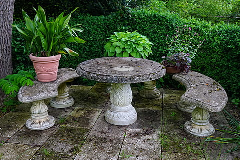 Sitzbereich, Tabelle, Steinbank, Steintisch, Bank, Garten, Grün, idyllisch, Pflanze, Wachstum, Natur, Tag, keine Leute, grüne Farbe, draußen, Park, Vorder- oder Hinterhof, Park - menschgemachter Raum, Gras, Blume, Schönheit in der Natur, Kunst und Handwerk, Ruhe, blühende Pflanze, formaler Garten, Topfpflanze, Kreativität, Ziergarten, 5K, CC0, gemeinfrei, lizenzfrei