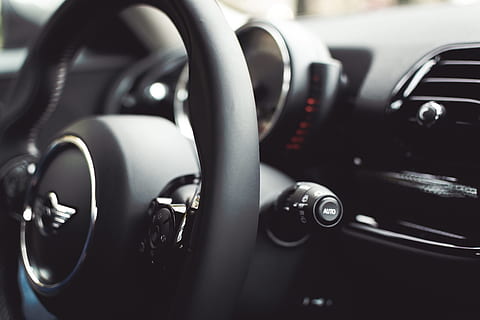 negru, volanul mașinii, mini, dogar, mașină, tablou de bord, direcție, roată, concetățean, sportiv, auto, epocă, stil, Regatul Unit, britanic, conducere, urban, oraș, stradă, mijloc de transport, transport, volan, vehicul cu motor, a închide, interiorul mașinii, în interior, panou de control, vehiculul terestru, interiorul vehiculului, nici o persoana, să se concentreze asupra primelor elemente, vitezometru, Control, metal, selectiv, viteză, luxos, crom, 5K, CC0, domeniu public, fără drepturi de autor