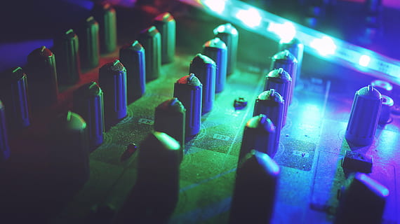 sort lyd mixer, mixer, equalizer, lyd, musik, udstyr, teknologi, studie, lys, belyst, indendørs, multi farvet, nat, ingen mennesker, tæt på, kunstkultur og underholdning, selektiv fokusering, natklub, natteliv, lyd mixer, nydelse, lys - naturligt fænomen, elektronikindustrien, begivenhed, blå, fest - social begivenhed, lydudstyr, beskæftigelse, klub dj, 5K, CC0, offentligt domæne, royaltyfrie