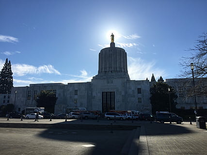 Oregon, stato, Campidoglio, architettura, struttura costruita, esterno dell'edificio, città, cielo, statua, scultura, auto, modo di trasporto, veicolo a motore, natura, strada, luce del sole, arte e artigianato, persone accessorie, mezzi di trasporto, viaggio, storia, memoriale, rappresentazione umana, all'aperto, 2K, CC0, dominio pubblico, privo di copyright