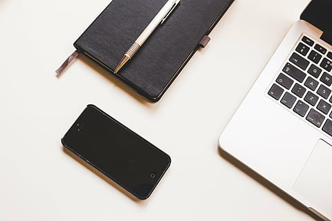 fotografie, negru, iphone 5, măr, calculator, birou, iPhone, laptop, macbook, telefon mobil, caiet, stilou, smartphone, tehnologia fără fir, tehnologie, comunicare, tastatura, studio shot, nici o persoana, vedere în unghi mare, dispozitiv portabil de informații, a închide, conexiune, telefon inteligent, în interior, natură moartă, Afaceri, echipamente de calcul, tastatură, masa, instrument de scris, direct deasupra, 5K, CC0, domeniu public, fără drepturi de autor