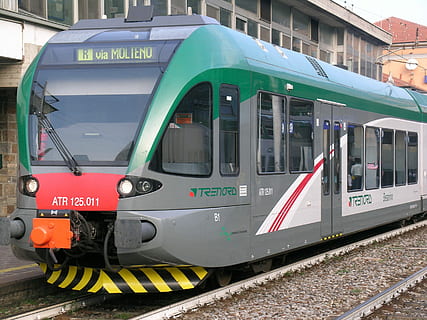 treno, locomotore, Ferrovia, mezzi di trasporto, trasporto pubblico, treno - veicolo, giorno, all'aperto, metropolitana, modo di trasporto, trasporto ferroviario, testo, traccia, veicolo terrestre, comunicazione, architettura, città, sceneggiatura occidentale, nessuno, stazionario, esterno dell'edificio, numero, stazione, 2K, CC0, dominio pubblico, privo di copyright