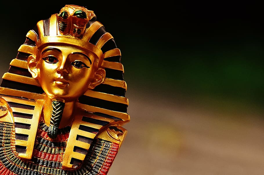 selectiu, fotografia de focus, king tut, estàtua, Egipte, figura, egipci, faraònic, cap, cultures, asia, religió, cultura i entreteniment artístic, color daurat, vista d’angle baix, còpia espai, cap gent, representació humana, primer pla, diversió, cel, representació, or, centrar-se en primer pla, creativitat, música, a l'aire lliure, material de fusta, groc, nit, naturalesa, arquitectura, 2K
