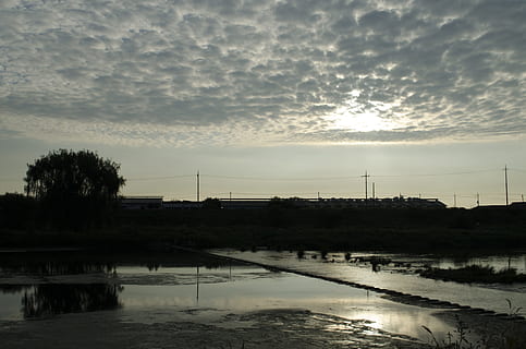 paisatge, negatius, llum de fons, fons, ombra, cel, llum, aigua, núvol - cel, posta de sol, reflexió, naturalesa, bellesa a la natura, llac, cap gent, escenics - natura, silueta, a l'aire lliure, tranquil·litat, planta, arbre, sol, medi ambient, llum solar, electricitat, 4K, CC0, domini públic, lliure de regalies