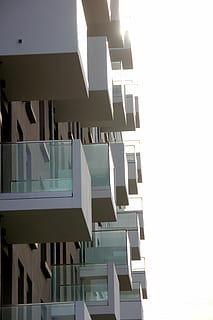façana, finestra, perspectiva, en viu, estat real, arquitectura, edifici, Berlín, estructura construïda, exterior de l'edifici, cap gent, ciutat, llum solar, dia, cel clar, naturalesa, cel, barri residencial, vista d’angle baix, a l'aire lliure, en fila, balcó, patró, assolellat, còpia espai, apartament, 5K, CC0, domini públic, lliure de regalies