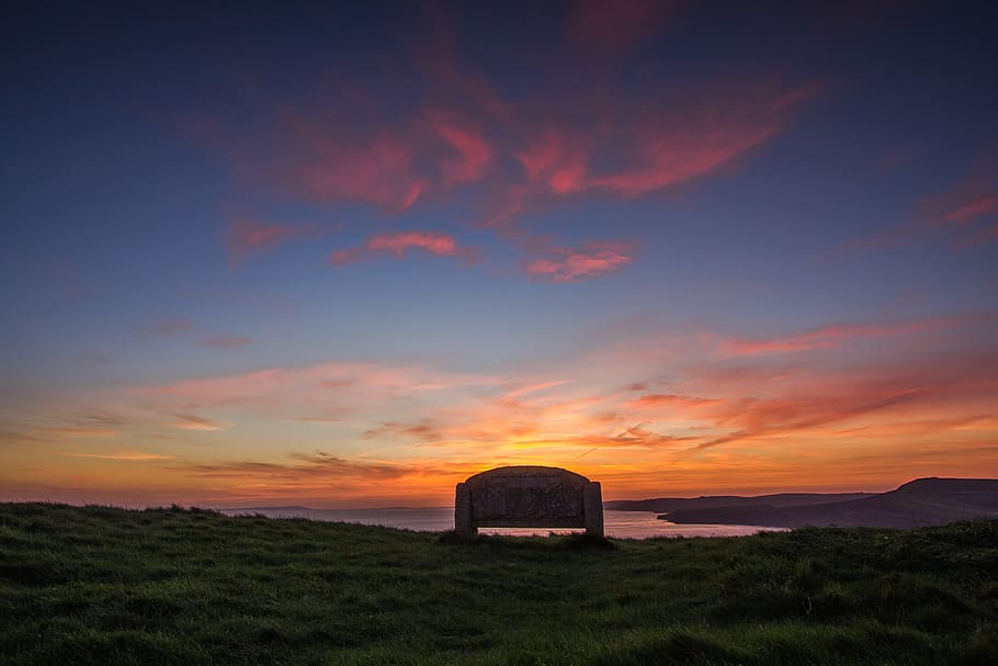 señalización, cuerpo, agua, puesta de sol, banco, Oceano, costa, dorset, Inglaterra, estructura construida, cielo, exterior del edificio, nube - cielo, arquitectura, naturaleza, tierra, paisaje, hierba, ambiente, nadie, paisajes - naturaleza, planta, escena tranquila, campo, belleza en la naturaleza, tranquilidad, cielo dramático, historia, al aire libre, arruinado, 5K