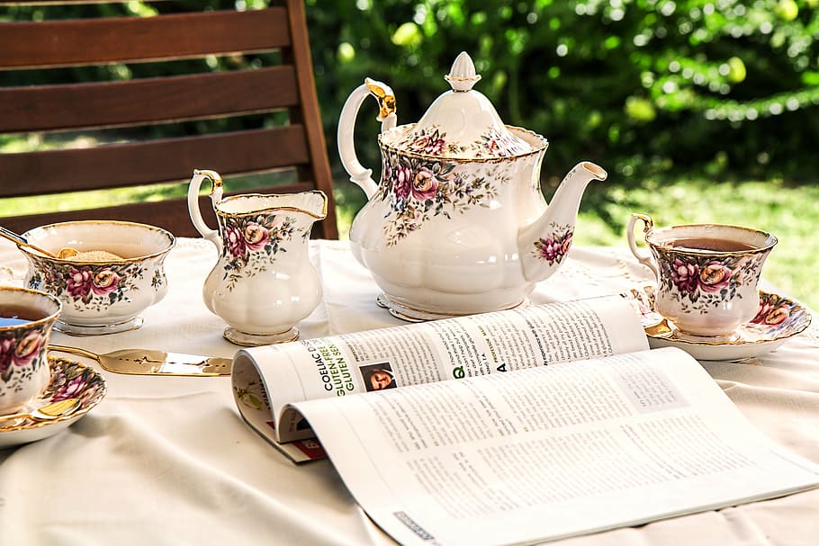 obert, revista, blanc-i-rosa, floral, te, conjunt, superior, taula, l'hora del te, tetera, tassa, beure, begudes, tarda, Xina, tassa de te, tradició, relaxació, timeout, relaxa't, tradicional, elegant, Pausa pel te, joc de te, societat, socialitzar, trobar-se, amistat, oci, refresc, cuppa, char, te - beguda calenta, plat, beguda calenta, menjar i beguda, natura morta, vaixella, ceràmica, cap gent, primer pla, equipament per a la llar, estri de cuina, bullidor d'aigua, tè de tarda, motiu floral, 5K