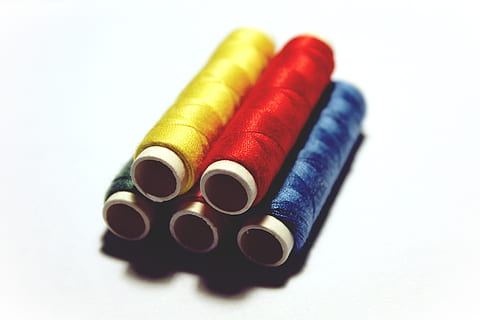 cinque fili di colori assortiti, filato, filo, cucire, rocchetto di filo, arrotolato, tessere, filo per cucire, colorato, lavoro manuale, bobina, mestiere, colore, schneider, ruolo, accessori per il cucito, kit da cucito, fadenrollen, vicino, giallo, verde, rosso, blu, sfondo bianco, multicolore, in casa, arte e artigianato, girato in studio, natura morta, variazione, nessuno, scelta, avvicinamento, oggetto da cucire, creatività, gruppo di oggetti, copia spazio, concentrarsi sulle conoscenze acquisite, cotone, gruppo medio di oggetti, 4K, CC0, dominio pubblico, privo di copyright