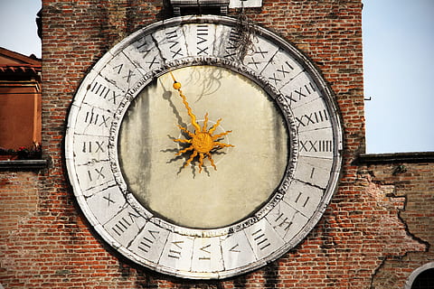 orologio analogico a numeri romani, meridiana, orologio, sole, tempo, tempo che indica, pointer, architettura, parete, nessuno, esterno dell'edificio, struttura costruita, mattone, muro di mattoni, giorno, caratteristica della parete, numero romano, costruzione, cerchio, all'aperto, quadrante, Inquadratura dal basso, forma geometrica, natura, forma, mano minuta, 5K, CC0, dominio pubblico, privo di copyright