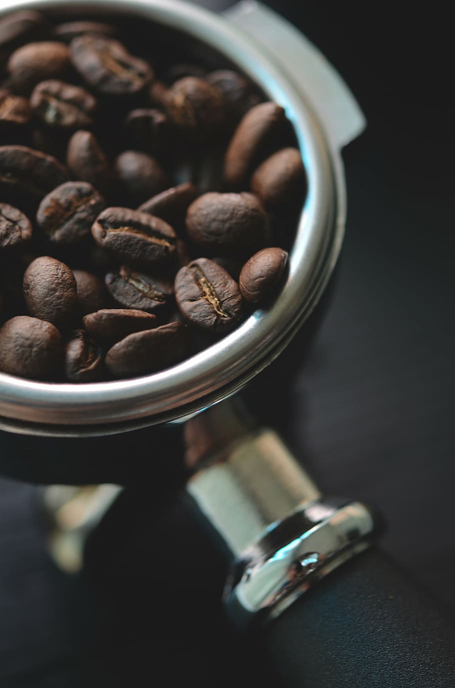 grans de cafè, cafè, mongeta, llavor, cafeteria, restaurant, cafeïna, menjar i beguda, primer pla, a l'interior, tir de l'estudi, cap gent, torrat, menjar, alimentació saludable, frescor, fons negre, natura morta, cafè - beguda, gra de cafè torrat, enfocament selectiu, taula, contenidor, vista d’angle alt, marró, gran grup d'objectes, gra de cafè, benestar, abundància, temptació, 4K