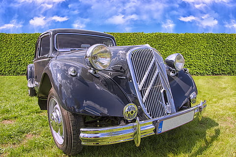 antyczny, oldtimer, samochód, zabytkowy silnik, zabytkowe, pojazd, klasyczny samochód, limuzyna, Stary samochód, roślina, trawa, środek transportu, transport, chmura - niebo, pole, niebo, pojazd lądowy, Natura, dzień, wylądować, pojazd silnikowy, krajobraz, scena wiejska, zielony kolor, rolnictwo, w stylu retro, na dworze, żadnych ludzi, 4K, CC0, domena publiczna, darmowe zdjęcia