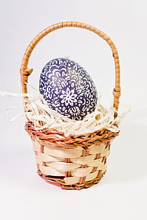 eieren, ei, Paas eieren, paasei, Pasen, decoratie, kerst decoratie, gewoonte, kerstversieringen, easter egg schilderij, de lente, de traditie van, gekleurde, pasen symbool, kleur, mand, houder, binnenshuis, witte achtergrond, studio opname, stilleven, eten en drinken, geen mensen, voedsel, vlechtwerk, versheid, detailopname, kunst en ambacht, uitknippen, hoge hoekmening, enkel object, ambacht, transparant, glas - materiaal, 2K, CC0, publiek domein, royaltyvrij
