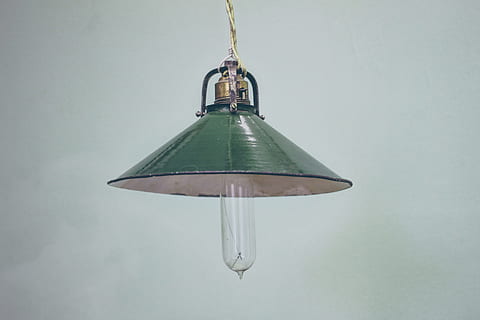 lampe, lys, pære, hængende, lav vinkel visning, ingen mennesker, belysningsudstyr, indendørs, tæt på, bygget struktur, studio skud, arkitektur, kopiere plads, loft, elektrisk lampe, dag, murbygningsfunktion, retro stylet, elektricitet, enkelt objekt, forbindelse, belyst, 4K, CC0, offentligt domæne, royaltyfrie