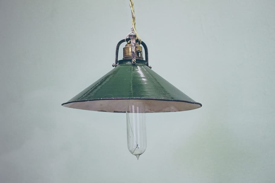 lampe, lys, pære, hængende, lav vinkel visning, ingen mennesker, belysningsudstyr, indendørs, tæt på, bygget struktur, studio skud, arkitektur, kopiere plads, loft, elektrisk lampe, dag, murbygningsfunktion, retro stylet, elektricitet, enkelt objekt, forbindelse, belyst, 4K