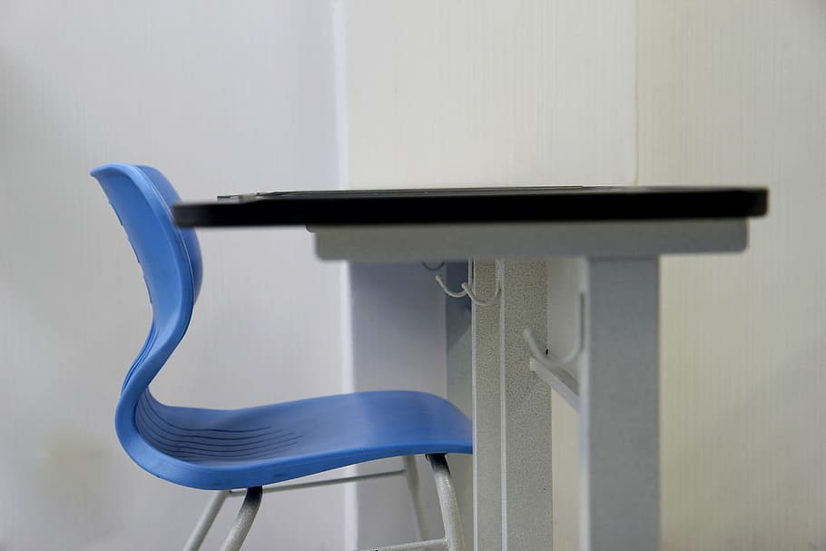 blau, cadira, frontal, negre, taula, escriptori, escola, estudiar, classe, corba, cap gent, a l'interior, absència, natura morta, sol objecte, seient, metall, primer pla, gris, senzillesa, buit, dos objectes, funció de construcció de parets, eina de treball, higiene, salut i medicina, tir de l'estudi, netejar, acer, color plata, 5K
