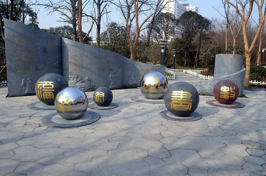orbe, orbes, circular, esfera, esferes, art, obra d'art, arbre, metall, cap gent, a l'aire lliure, arbre nu, dia, llum solar, planta, naturalesa, arquitectura, ombra, sendera, art i artesania, parc - l'home va fer espai, text, parc, escultura, carrer, assolellat, estructura construïda, 4K