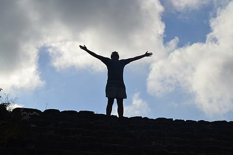 dom, controluce, cielo, nuvole, braccio umano, una persona, nuvola - cielo, braccia distese, arto, in piedi, persone reali, stili di vita, attività di svago, lunghezza intera, retrovisore, la libertà, solido, roccia, natura, roccia - oggetto, silhouette, braccia alzate, all'aperto, arto umano, 2K, CC0, dominio pubblico, privo di copyright