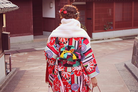 Person, tragen, rot, Weiß, Kimono, Japan, japanische ethnizität, Frau, Menschen, Japanische Kultur, Kulturen, draußen, eine Person, Kyoto City, traditionelle Kleidung, Frauen, Straße, Präfektur Kyoto, Geisha, Erwachsene, Rückansicht, Winter, Feier, die Architektur, echte Menschen, gebaute Struktur, Gebäudehülle, Lebensstile, Tag, Kleidung, Freizeitbeschäftigung, Stadt, Stehen, Dreiviertel Länge, in voller Länge, Frisur, 1080P, CC0, gemeinfrei, lizenzfrei