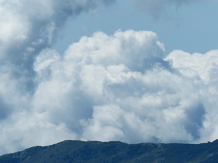 debesis, mākoņi, mākoņu torņi, fleecy, fona, darbvirsmas fons, tapetes, fona attēls, cloudscape, raksturs, kalns, mākonis - debesis, zils, skatuves, ārā, ainavu, skaistums dabā, skatuves - daba, mierīga aina, miers, vidi, nav cilvēku, dienā, kalnu grēda, ārpus pilsētas, idillisks, zems leņķa skats, tālvadības pults, kalnu virsotne, 4K, CC0, publiskais domēns, bez atlīdzības