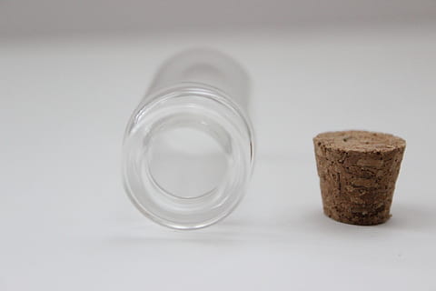 flaske, kork, glas, tom, beholder, skrøbelig, glasvarer, krukke, opbevaring, klar, gennemsigtig, butik, bevarelse, låg, genbrug, køkken, plads, kasket, køkkenudstyr, dåse, emballage, åben, tallerkner, studio skud, hvid baggrund, kork - prop, drikke, mad og drikke, indendørs, vinkork, forfriskning, to objekter, glas - materiale, tæt på, ingen mennesker, alkohol, drikkeglas, mejeriprodukt, stilleben, 2K, CC0, offentligt domæne, royaltyfrie