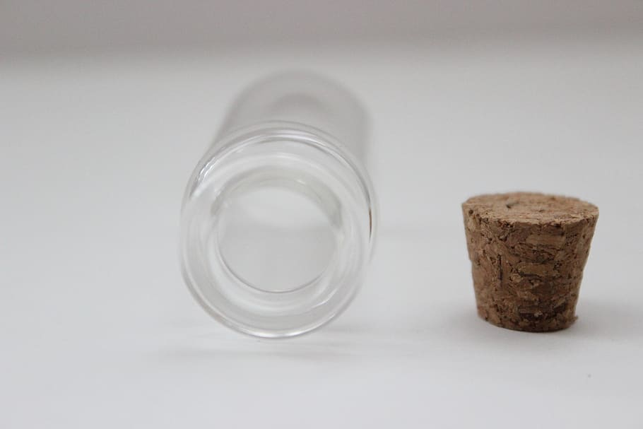 ampolla, suro, vidre, buit, contenidor, fràgil, cristalleria, jar, emmagatzematge, clar, translúcid, botiga, conservació, tapa, reciclatge, cuina, espai, estris de cuina, canister, envasos, obert, enllaunats, articles per a la llar, vaixella, tir de l'estudi, fons blanc, tap de suro, beure, menjar i beguda, a l'interior, suro de vi, refresc, dos objectes, vidre - material, primer pla, cap gent, alcohol, copa, producte diari, natura morta, 2K