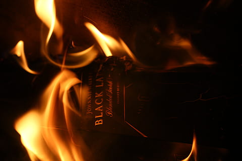 etichetta posteriore, scatola, fuoco, etichetta, simbolo, cartello, vuoto, fama, icona, astratto, forma, classico, lusso, rosso, migliore, scelta, bianca, telaio, ardente, fiamma, calore - temperatura, fuoco - fenomeno naturale, avvicinamento, colore arancione, in casa, nessuno, comunicazione, camino, movimento, natura, sfondo nero, testo, raggiante, accensione, lunga esposizione, segnale di pericolo, 5K, CC0, dominio pubblico, privo di copyright
