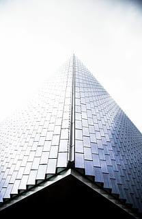cuc, vista d'ulls, de gran alçada, edifici, durant el dia, fotografia d'angle baix, blanc, arquitectònic, arquitectura, estructura, cel, geomètric, angle, modern, ciutat, urbà, simetria, brillant, to, profunditat, gris, escala de grisos, losangele, estructura construïda, exterior de l'edifici, exterior d’edifici d’oficines, vista d’angle baix, gratacels, oficina, forma de triangle, cap gent, forma, alta - alta, dia, cel clar, torre, finestra, a l'aire lliure, compost digital, 5K, CC0, domini públic, lliure de regalies