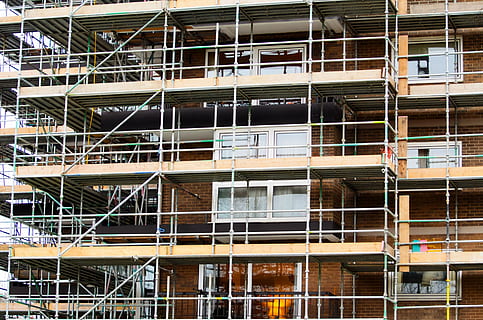 Beleuchtung, angezündet, Innerhalb, Gebäude, Gerüst, Baumeister, Arbeitnehmer, Ausleger, aufrichten, Fußboden, Inszenierung, Aufzug, Niveau, geschossig, Haus, falsework, Szene, Konstruktion, Geschäft, Vermietung, Reparatur, gebaute Struktur, Gebäudehülle, die Architektur, Fenster, Vollbild, Hintergründe, Wohngegend, keine Leute, Tag, Flachwinkelansicht, Balkon, Stadt, Wohnung, draußen, Muster, Geländer, Glas - Material, Wiederholung, modern, 1080P, CC0, gemeinfrei, lizenzfrei