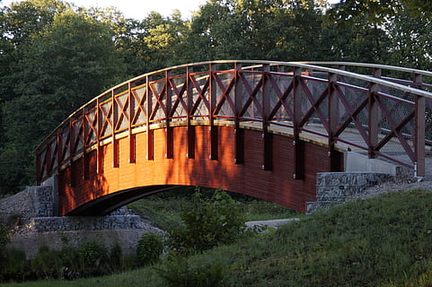 hnědý, šedá, most detailní fotografie, most, převod, řeka, přechod, most pro chodce, zábradlí, stavba mostů, spojení, architektura, stavba, most - mužská konstrukce, rostlina, strom, oblouk, Příroda, přeprava, nikdo, den, obloukový most, les, růst, venku, přistát, voda, klenutý, 5K, CC0, veřejná doména, bez autorských práv