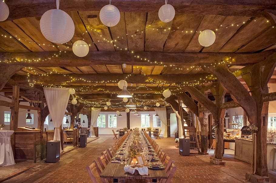 inden for, bryllup, bord, lys, dekoration, gamle laden, fest, belysning, bygning, deco, belysningsudstyr, arkitektur, indendørs, sæde, bygget struktur, loft, lysekrone, belyst, ingen mennesker, stol, i en række, luksus, rigdom, rejsemål, elegance, træ - materiale, tom, arkitektoniske kolonne, alter, udsmykkede, 2K