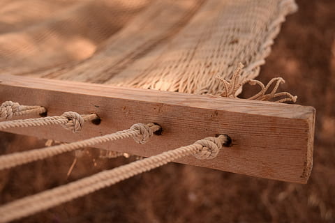 amaca, vicino, Rete, sole, estate, accogliente, rilassare, riposo, calore, luce, mediterraneo, legno - materiale, vecchio, Marrone, vecchio stile, nessuno, industria, giorno, all'aperto, avvicinamento, corda, concentrarsi sulle conoscenze acquisite, messa a fuoco selettiva, connessione, legato, vista dall'alto, forza, strumento di lavoro, natura morta, modello, rustico, gruppo di oggetti, carpenteria, nodo, 5K, CC0, dominio pubblico, privo di copyright