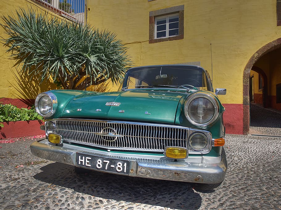 wijnoogst, groen, auto, geparkeerd, voorkant, geel, gebouw, dag, opel, Old Timer, klassiek, automotive, voertuigen, oldtimer auto, oud voertuig, oud, historisch, volwassen, chroom, rand, nostalgie, metgezellen, glans, gezagvoerder, funchal, Madeira, Portugal, panorama, wijze van transport, retro gestileerd, landvoertuig, architectuur, vintage auto, motorvoertuig, ingebouwde structuur, vervoer, buitenkant van het gebouw, stationair, stad, straat, geen mensen, huis, buitenshuis, antiek, 4K