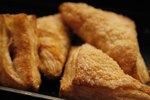 forno, cottura al forno, pane, prima colazione, avvicinamento, cucinare, Cornetti, cucina, delizioso, profondità di campo, dolce, piatto, mangiare, cibo, oro, fatti in casa, pranzo, pasto, Pasticcino, ristorante, Sandwich, zucchero, gustoso, malsano, cibo e bevande, in casa, mangiare malsano, freschezza, girato in studio, concentrarsi sulle conoscenze acquisite, pronto a mangiare, fritte, spuntino, nessuno, cibo dolce, sfondo nero, al forno, natura morta, fritta, articolo da forno, gruppo di oggetti, tentazione, Cibo indiano, vassoio, 5K, CC0, dominio pubblico, privo di copyright